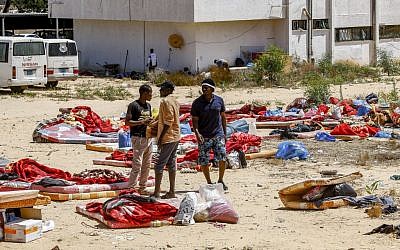 Des migrants devant un centre de détention pour migrant utilisé par le gouvernement libyen, au sud de Tripolo, l e3 juillet 2019, après une frappe qui a tué plus de 44 migrants la veille. (Crédit : Mahmud TURKIA / AFP)