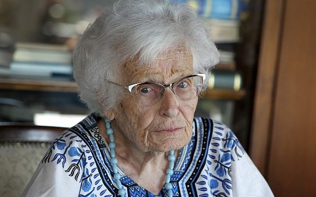 Lisel Heise, âgée de 100 ans et membre du conseil municipal de Kirchheimbolanden, ville du sud-ouest de l'Allemagne, répond aux questions des journalistes de l'AFP chez elle le 4 juillet 2019. (Crédit : Daniel ROLAND / AFP) Lisel Heise, âgée de 100 ans et membre du conseil municipal de Kirchheimbolanden, ville du sud-ouest de l'Allemagne, répond aux questions des journalistes de l'AFP chez elle le 4 juillet 2019. (Crédit : Daniel ROLAND / AFP)