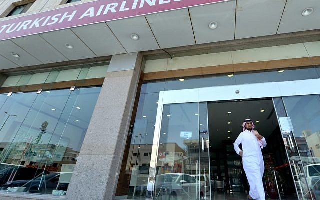 Un Saoudien sort d'une agence Turkish Airlines, à Ryad, le 4 juillet 2019. (Crédit : FAYEZ NURELDINE / AFP)