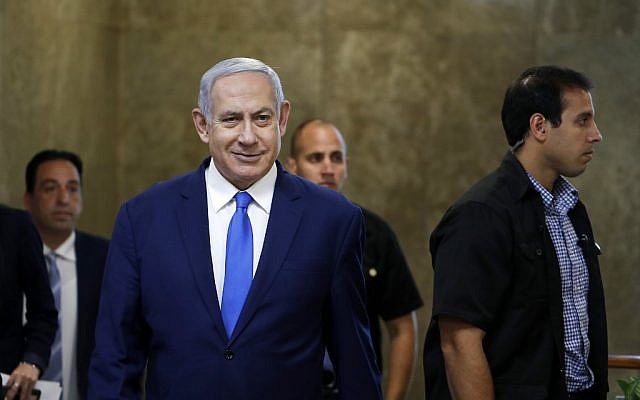 Le Premier ministre Benjamin Netanyahu arrive à la réunion hebdomadaire du cabinet à Jérusalem, le 14 juillet 2019. (RONEN ZVULUN / POOL / AFP)