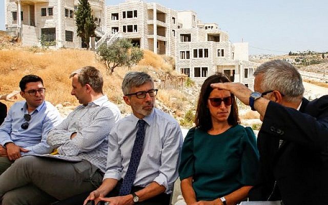 Pierre Cochard (au centre), consul général de France à Jérusalem, et d'autres diplomates de l'UE, face aux bâtiments palestiniens menacés de démolition, dans le village de Dar Salah près de Beit Sahur, au sud de Bethléem, en Cisjordanie, le 16 juillet 2019. (Crédit photo : HAZEM BADER / AFP) Pierre Cochard (au centre), consul général de France à Jérusalem, et d'autres diplomates de l'UE, face aux bâtiments palestiniens menacés de démolition, dans le village de Dar Salah près de Beit Sahur, au sud de Bethléem, en Cisjordanie, le 16 juillet 2019. (Crédit photo : HAZEM BADER / AFP)