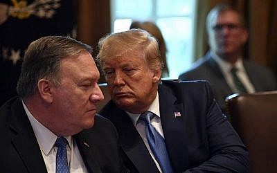 Le président américain Donald Trump regarde le secrétaire d'Etat Mike Pompeo lors de sa participation à une réunion du cabinet à la Maison blanche, le 16 juillet 2019 à Washington (Crédit : Nicholas Kamm / AFP)