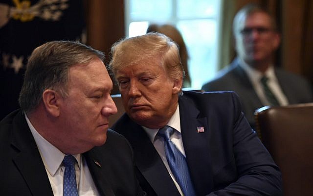 Le président américain Donald Trump regarde le secrétaire d'Etat Mike Pompeo lors de sa participation à une réunion du cabinet à la Maison blanche, le 16 juillet 2019 à Washington (Crédit : Nicholas Kamm / AFP) Le président américain Donald Trump regarde le secrétaire d'Etat Mike Pompeo lors de sa participation à une réunion du cabinet à la Maison blanche, le 16 juillet 2019 à Washington (Crédit : Nicholas Kamm / AFP)