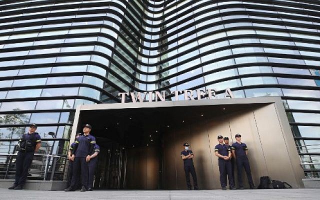 Des policiers montent la garde devant un bâtiment abritant l'ambassade du Japon à Séoul, le 19 juillet 2019. (YONHAP / AFP)
