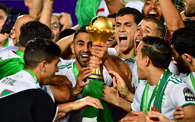 L'attaquant algérien Riyad Mahrez et ses coéquipiers célèbrent leur victoire en finale de la Coupe d'Afrique des nations 2019 contre le Sénégal au Stade international du Caire, le 19 juillet 2019. (Giuseppe CACACE / AFP) L'attaquant algérien Riyad Mahrez et ses coéquipiers célèbrent leur victoire en finale de la Coupe d'Afrique des nations 2019 contre le Sénégal au Stade international du Caire, le 19 juillet 2019. (Giuseppe CACACE / AFP)