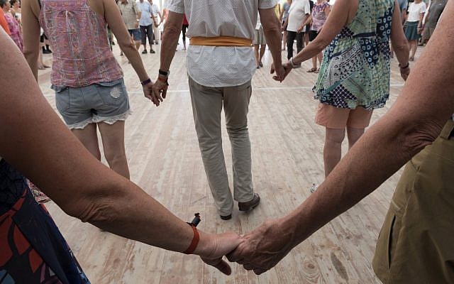 Des gens dansent au grand bal de l'Europe dans le département de l'Allier, en France, le 21 juillet 2019 (Crédit : Thierry Zoccolan / AFP)