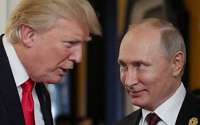 Le président américain Donald Trump (à gauche) et le président russe Vladimir Poutine lors de la réunion des dirigeants économiques de l'APEC, dans le cadre du sommet des dirigeants de la Coopération économique Asie-Pacifique (APEC), à Danang, au centre du Vietnam, le 11 novembre 2017. (AFP Photo/Sputnik/Mikhail Klimentyev)