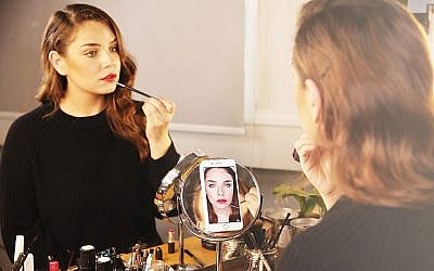 La startup israélienne Mirrori a développé un assistant beauté reposant sur une intelligence artificielle capable de donner des conseils personnalisés selon les traits du visage et les produits de beauté utilisés. (Autorisation)