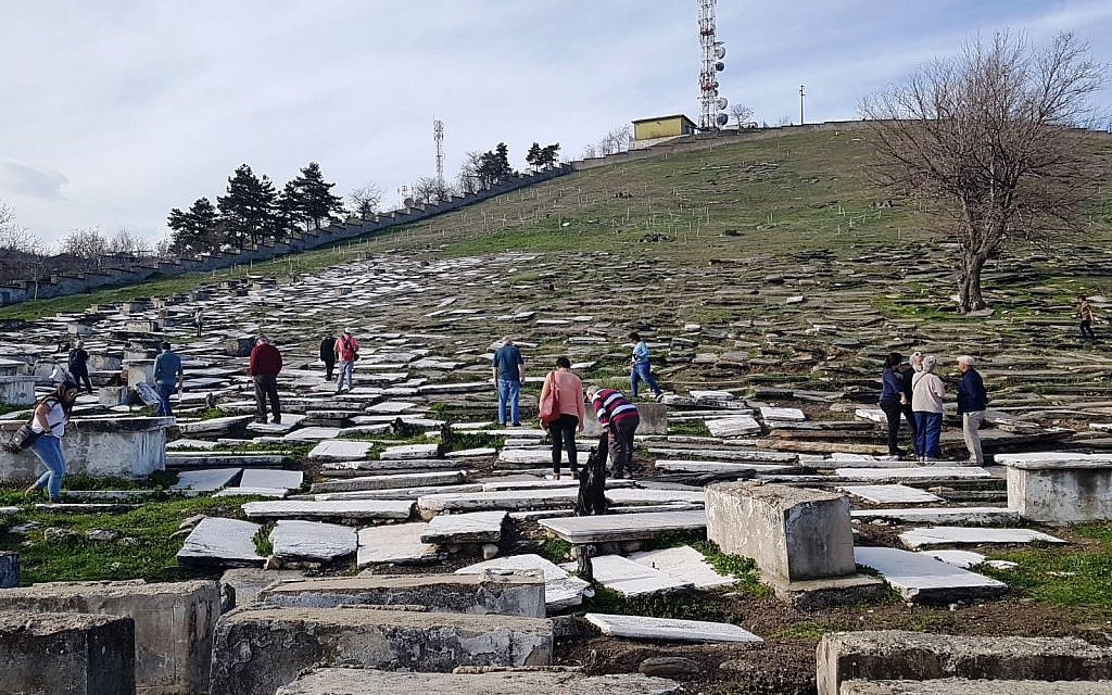 Des visiteurs sur le site du cimetière juif de Bitola, en Macédoine, en 2018 (Crédit : Yael Unna/Wikimedia Commons/via JTA)