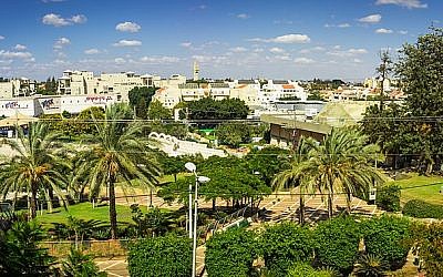 La ville de Kfar Saba, dans le centre d'Israël. (Crédit photo : Tomer Hu / Wikipédia / CC BY-SA 3.0)