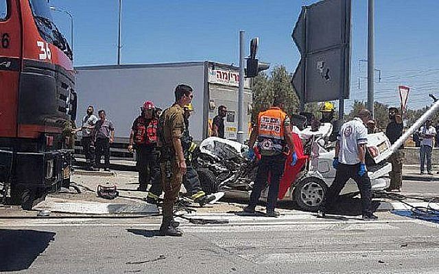 La scène d'un accident de la route meurtrier près de Beer Sheva, le 3 juillet 2019 (Crédit : Magen David Adom)