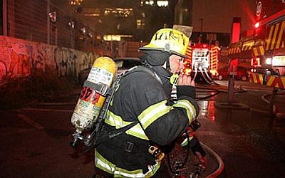 Les pompiers luttent contre l'incendie d'un immeuble à Tel Aviv, le 7 juillet 2019 (Crédit : Services des pompiers)