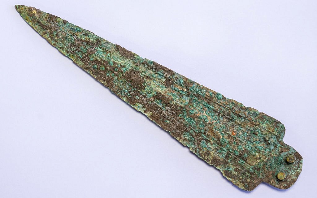 Une pointe de flêche, âgée de 9 000 ans, découverte lors de fouilles archéologiques à Motza, près de Jérusalem. (Clara Amit, Autorité israélienne des Antiquités)