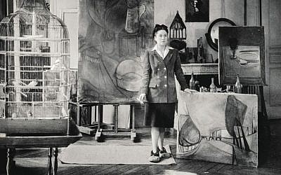Dora Maar, rue de Savoie (Paris VIe), par Brassaï en 1943. L'artiste pose devant son tableau "Nature morte au bocal et à la tasse". Huile sur toile. 45,5 x 50 cm. Collection particulière. © Adagp, Paris, 2019. Photo © Centre Pompidou, MNAM-CCI / P. Migeat / Dist. RMN-GP