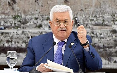 Le président de l'Autorité palestinienne Mahmoud Abbas parle aux leaders palestiniens à la Muqata, siège de l'Autorité palestinienne à Ramallah, en Cisjordanie, le 25 juillet 2019. (Crédit : Agence de presse Wafa)
