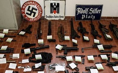 Un missile et des fusils dernier cri retrouvés chez des sympathisants d'extrême droite italiens. (Crédit photo : Polizia di Stato)