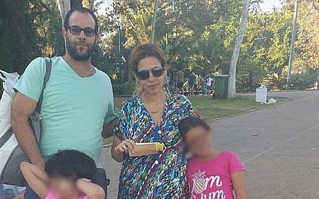 Ofir Hasdai, sa femme Dikla et deux de leurs trois filles. Hasdai a été abattu le 28 juillet 2019 lors d'une querelle concernant une place de stationnement. (Avec l'aimable autorisation de Facebook)