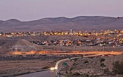 Une vue panoramique de la ville de Yerucham, nichée dans le désert du Néguev. (Simon Ben Ishai)