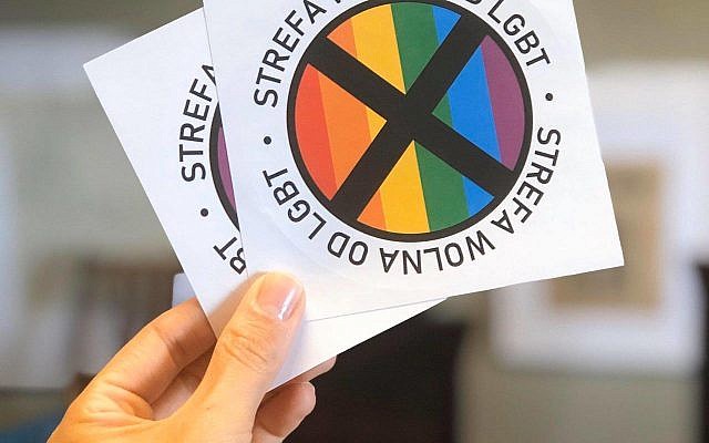 Photo du « Gazeta Polska » montrant la première version de l’autocollant sur lequel est inscrit "Zone sans LGBT". (Crédit photo : DR) Photo du « Gazeta Polska » montrant la première version de l’autocollant sur lequel est inscrit "Zone sans LGBT". (Crédit photo : DR)