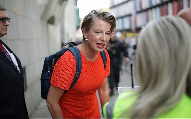 Katie Hopkins lors d'une manifestation en faveur de la libération de l'activiste d'extrême-droite Tommy Robinson à Londres, en Angleterre, le 11 juillet 2019 (Crédit :  Luke Dray/Getty Images/via JTA)
