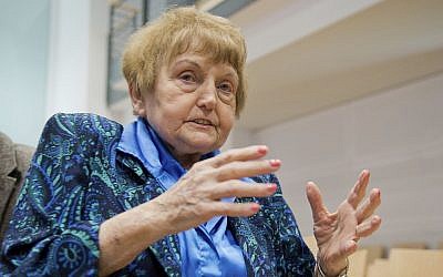 La survivante d'Auschwitz Eva Kor dans un tribunal de Lueneburg, en Allemagne, le 21 avril 2015. (Crédit : Julian Stratenschulte/Pool Photo via AP)