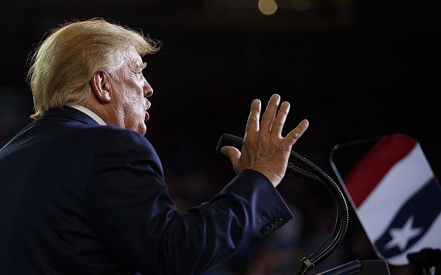 Le président américain Donald Trump lors d'un rassemblement de campagne au Williams Arena à Greenville, en Caroline du nord, le 17 juillet 2019 (Crédit : Carolyn Kaster/AP) Le président américain Donald Trump lors d'un rassemblement de campagne au Williams Arena à Greenville, en Caroline du nord, le 17 juillet 2019 (Crédit : Carolyn Kaster/AP)