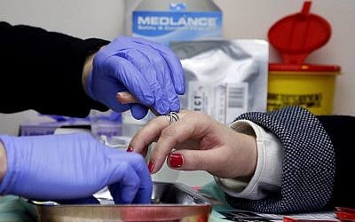 A titre d'illustration : Une femme subit un test sanguin de dépistage du VIH/sida dans un laboratoire mobile à Kiev, en Ukraine, à l'occasion de la Journée mondiale de lutte contre le sida, le 1er décembre 2017. (Photo par Efrem Lukatsky)