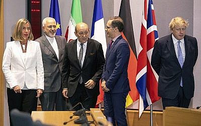 De gauche à droite, Federica Mogherini, responsable de la politique étrangère de l'Union européenne, Javad Zarif, ministre iranien des Affaires étrangères, Jean-Yves Le Drian, ministre français des Affaires étrangères, Heiko Maas, ministre allemand des Affaires étrangères, puis Boris Johnson, ministre britannique des Affaires étrangères, lors d'une réunion des ministres des Affaires étrangères au bâtiment Europa, le 15 mai 2018 à Bruxelles. (AP Photo/Olivier Matthys, Pool)