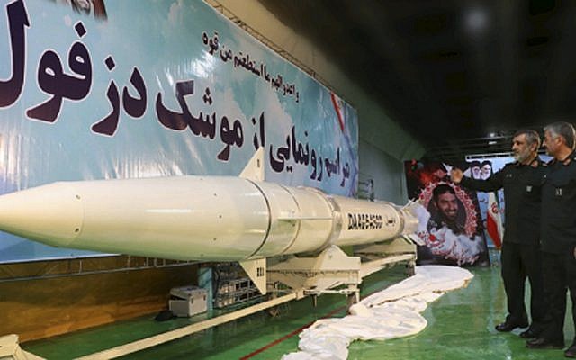 Amir Ali Hajizadeh, chef de la division aérospatiale des Gardiens de la révolution, à gauche, montre le missile balistique sol-sol Dezful au chef des Gardiens de la révolution, Mohammad Ali Jafari lors d'une cérémonie d'inauguration dans un lieu qui n'a pas été dévoilé en Iran, le 7 février 2019 (Crédit : Sepahnews/site des gardiens de la révolution iranienne via AP)