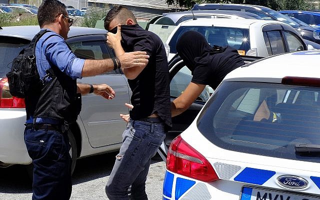 Deux des 12 Israéliens soupçonnés de viol en réunion sur une touriste britannique à leur arrivée au tribunal de Famagusta dans la ville de Paralamni, à Chypre, le 18 juillet 2019 (Crédit : AP Photo/Petros Karadjias) Deux des 12 Israéliens soupçonnés de viol en réunion sur une touriste britannique à leur arrivée au tribunal de Famagusta dans la ville de Paralamni, à Chypre, le 18 juillet 2019 (Crédit : AP Photo/Petros Karadjias)