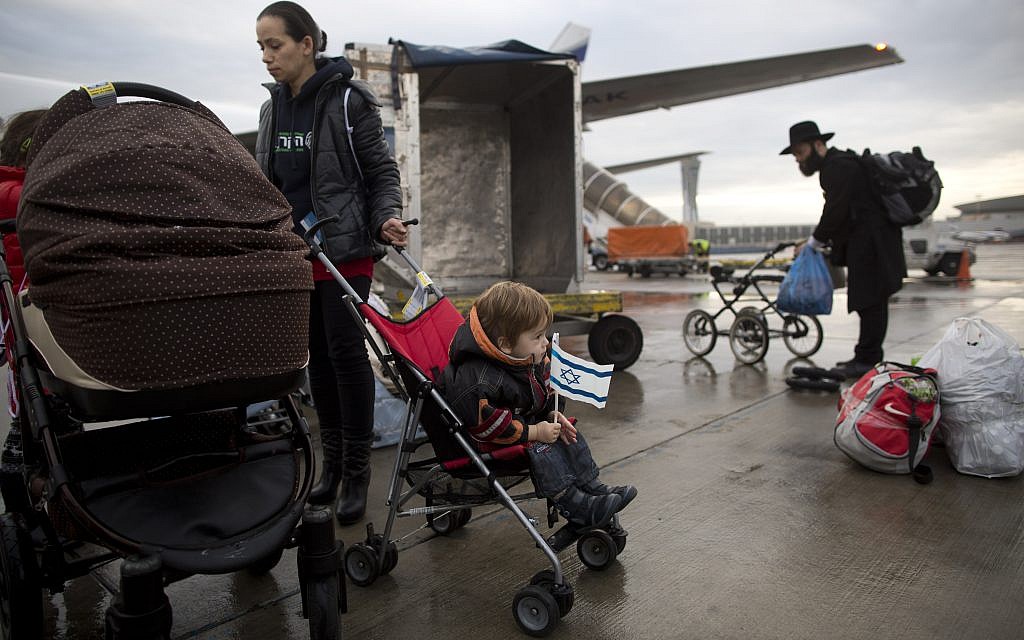 Des immigrants juifs ukrainiens arrivent à l'aéroport international Ben Gurion, Israël, le 22 décembre 2014. (AP Photo/Oded Balilty)