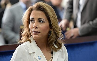 La princesse Haya bint al-Hussein, épouse du Sheikh Mohammed Bin Rashid Al Maktoum, Premier ministre des Émirats arabes unis et gouverneur de Dubaï, à Dubaï, le 17 janvier 2016. (Crédit : AP/Martin Dokoupil)