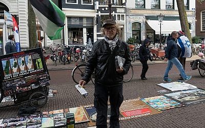 L'activiste BDS Simon Vrouwe fait la promotion du mouvement anti-israélien dans une contre-manifestation à Amsterdam, le 23 avril 2017 (Crédit : Cnaan Liphshiz/JTA)