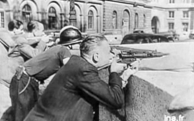 Des résistants français tirent sur les Allemands au cours de la bataille pour la libération de Paris. (Crédit photo : Domaine public)