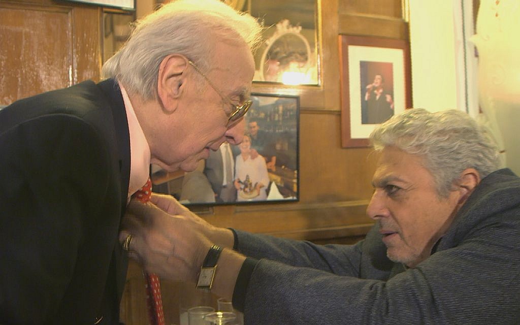 Le chanteur Enrico Macias redresse la cravate de son compère du film "Les Magnifiques", le comédien Robert Castel. (Autorisation : Yves Azeroual)