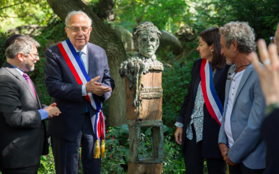Mardi 2 juillet, un buste en hommage à Elie Wiesel a été inauguré dans le jardin dédié à sa mémoire, le square du Temple - Elie-Wiesel, dans le 3e arrondissement de Paris. (Crédit photo : Anne Hidalgo / Twitter)
