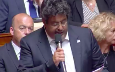 Meyer Habib, député de la 8e circonscription des Français de l’étranger (UDI), lors d’une intervention à l’Assemblée nationale concernant le programme nucléaire iranien, le 25 juin 2019. (Crédit photo : Capture d’écran / La chaine parlementaire / Twitter)