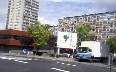 Vue d'immeubles à la cité du Chêne-Pointu, une des plus délabrées de France. (Crédit photo : utilisateur POMPIERS / Wikimedia / CC BY-SA 3.0)