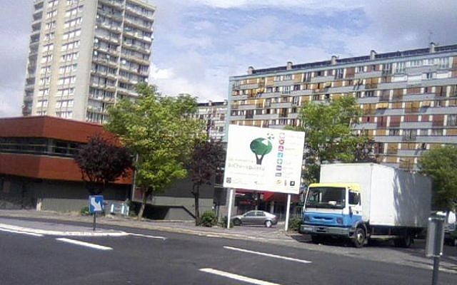 Vue d'immeubles à la cité du Chêne-Pointu, une des plus délabrées de France. (Crédit photo : utilisateur POMPIERS / Wikimedia / CC BY-SA 3.0)