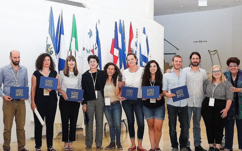 Les étudiants et le personnel du département d'études espagnoles et latino-américaines de l'Université hébraïque avec la docteure Ruth Fine, troisième à gauche nouvelle présidente de l'AIH (Associations internationale des Hispanistes), à Jérusalem (Autorisation) Les étudiants et le personnel du département d'études espagnoles et latino-américaines de l'Université hébraïque avec la docteure Ruth Fine, troisième à gauche nouvelle présidente de l'AIH (Associations internationale des Hispanistes), à Jérusalem (Autorisation)