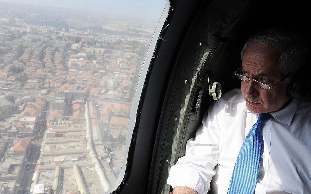 Le Premier ministre Benjamin Netanyahu en hélicoptère au-dessus de la région centrale d'Israël, le 23 juin 2010. (Haim Zach/GPO)