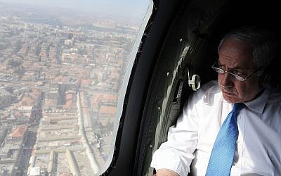 Le Premier ministre Benjamin Netanyahu en hélicoptère au-dessus de la région centrale d'Israël, le 23 juin 2010. (Haim Zach/GPO)