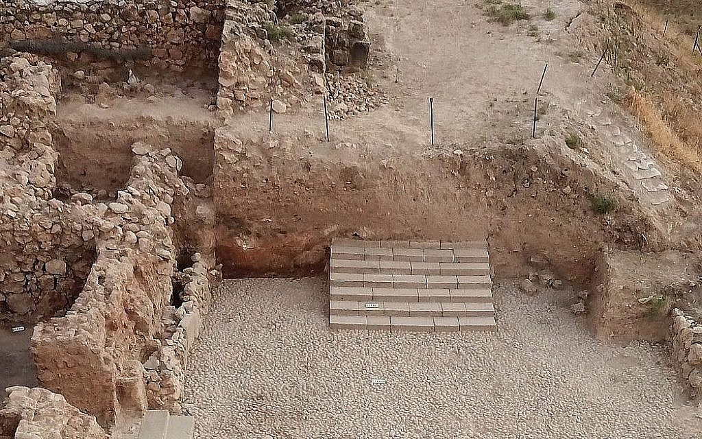 Les escaliers époustouflants datant du 8ème siècle avant l'ère commune et l'entrée pavée de Tel Hazor. (Crédit : The Selz Foundation Hazor Excavations in Memory of Yigael Yadin)