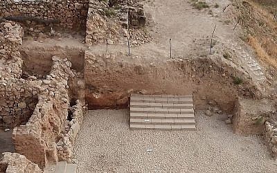 Les escaliers époustouflants datant du 8ème siècle avant l'ère commune et l'entrée pavée de Tel Hazor. (Crédit : The Selz Foundation Hazor Excavations in Memory of Yigael Yadin)
