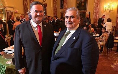 Le ministre des Affaires étrangères israélien Israel Katz et son homologue bahreïni Khalid bin Ahmed Al-Khalifa, (à droite), posent pour une photo au Département d'Etat à Washington, le 17 juillet 2019. (Autorisation) Le ministre des Affaires étrangères israélien Israel Katz et son homologue bahreïni Khalid bin Ahmed Al-Khalifa, (à droite), posent pour une photo au Département d'Etat à Washington, le 17 juillet 2019. (Autorisation)