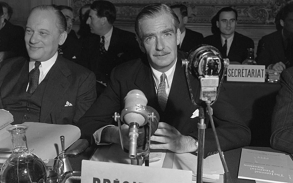 Photo d'illustration : Anthony Eden uvre une réubion du Conseil de l'organisation pour la coopération économique européenne à Paris, entre 1948 et 1957. (Crédit : Domaine public) Photo d'illustration : Anthony Eden uvre une réubion du Conseil de l'organisation pour la coopération économique européenne à Paris, entre 1948 et 1957. (Crédit : Domaine public)