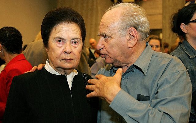 Ora Namir, à gauche, et Arieh 'Luba' Eliav, le 1er décembre 2005 (Crédit : Moshe Shai/Flash90) Ora Namir, à gauche, et Arieh 'Luba' Eliav, le 1er décembre 2005 (Crédit : Moshe Shai/Flash90)