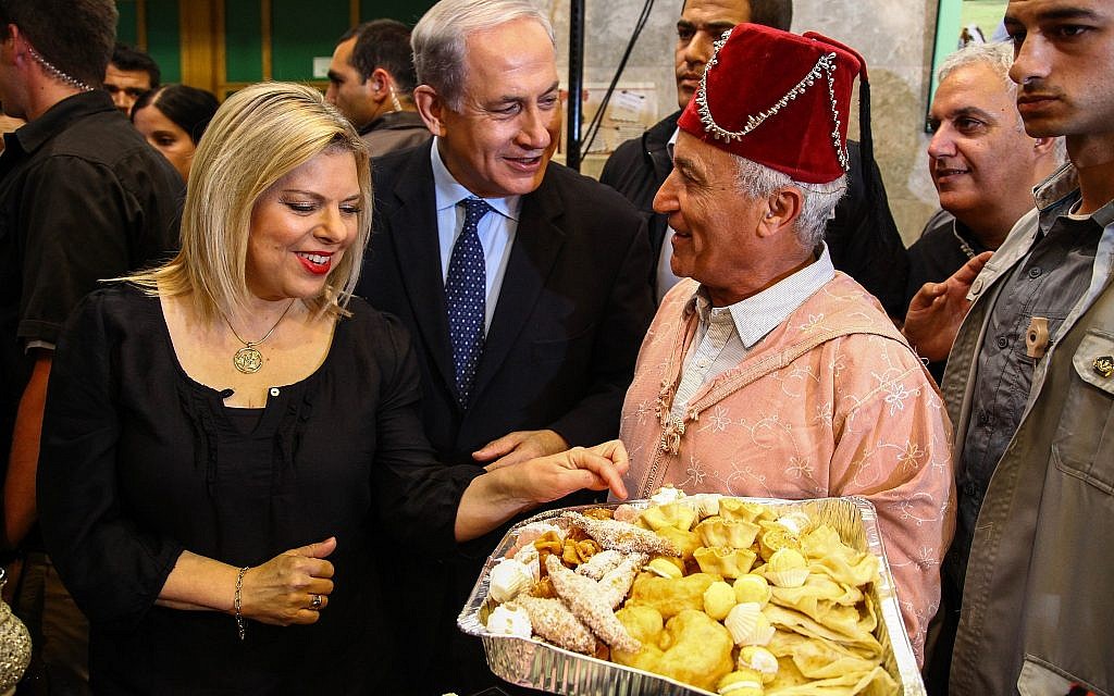 Le Premier ministre Benjamin Netanyahu et son épouse Sara participent à une célébration de la Mimouna juive marocaine à Or Akiva, le 21 avril 2014. (Avishag Shaar Yashuv/POOL/FLASH90) Le Premier ministre Benjamin Netanyahu et son épouse Sara participent à une célébration de la Mimouna juive marocaine à Or Akiva, le 21 avril 2014. (Avishag Shaar Yashuv/POOL/FLASH90)