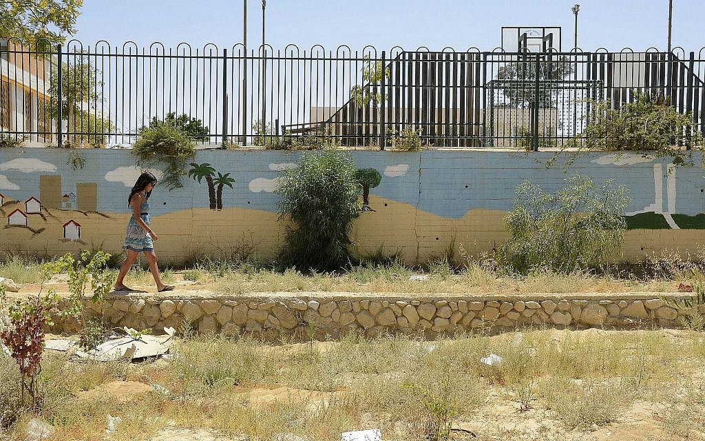 Une jeune femme longe une fresque murale dans un jardin de Yerucham, le 28 juin 2014. (Zoe Vayer/Flash90)