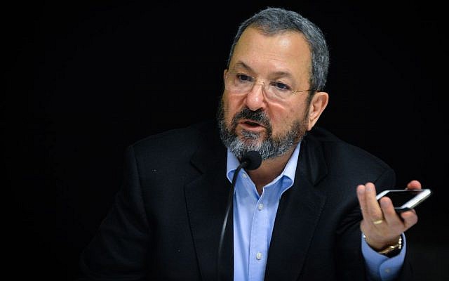 L'ex-Premier ministre et ministre de la Défense Ehud Barak pendant un événement marquant le lancement de l'application Reporty à Tel Aviv, le 16 mars 2016. (Crédit : Flash90)